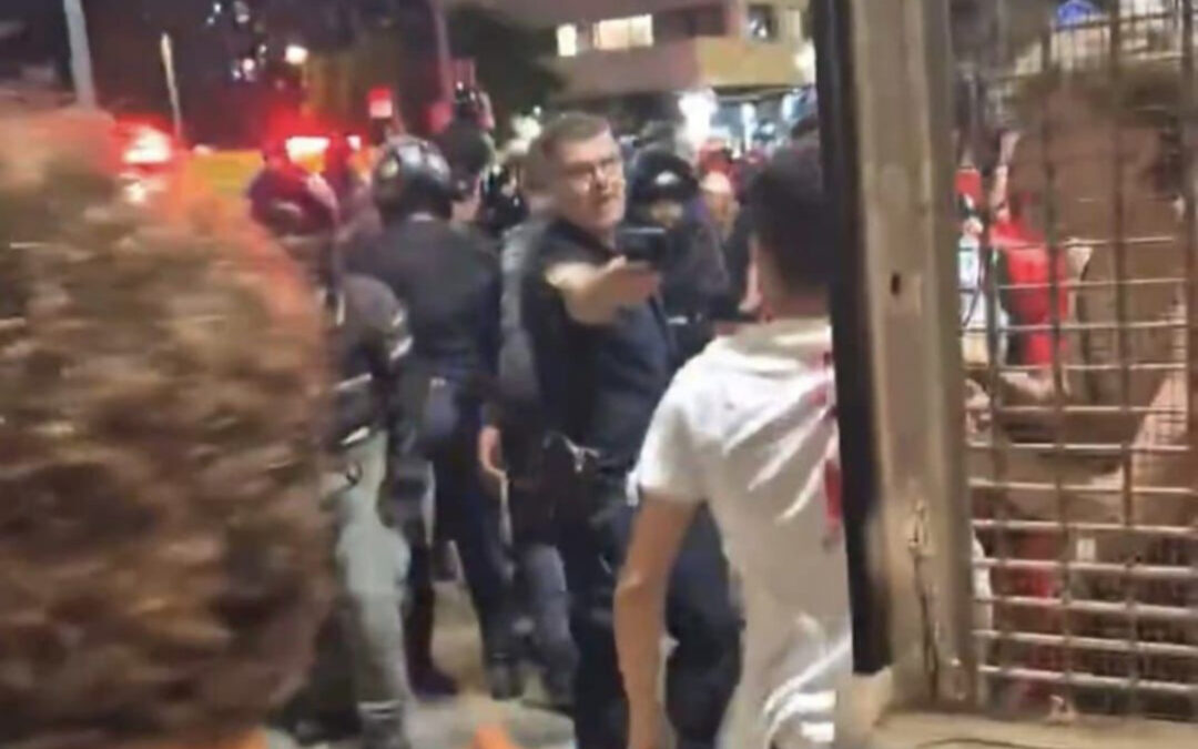 עם מתפרץ ברשתות: לאחר פיצוץ הדרבי -  אוהדים תוקפים את המשטרה
