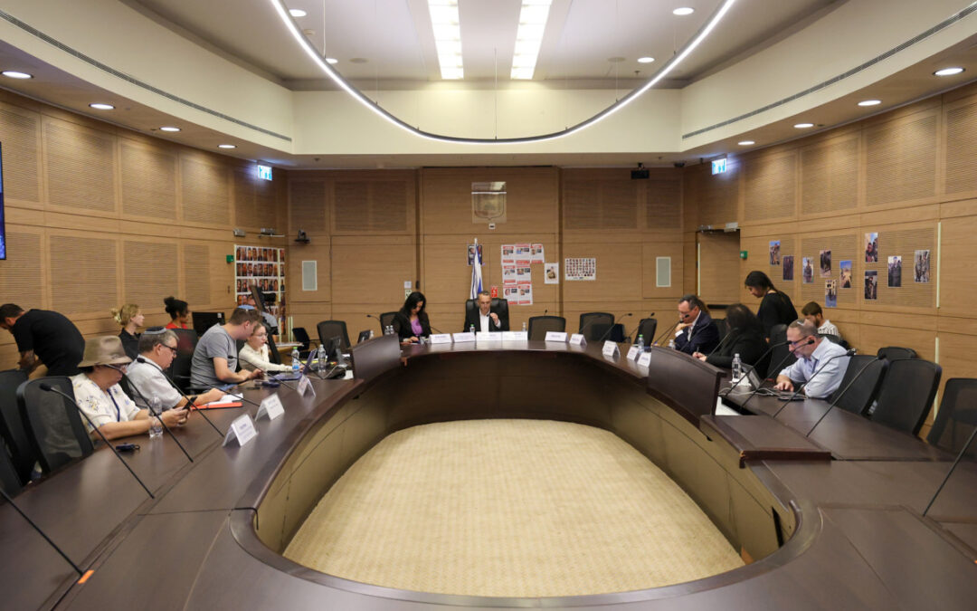 ביקור טומי רובינסון בישראל עורר סערה בכנסת: "סטירת לחי"