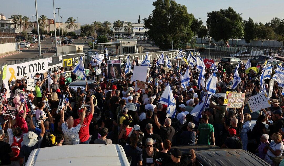 Hundreds of Israelis protest for Gaza hostage activists charged with arson near Netanyahu residence