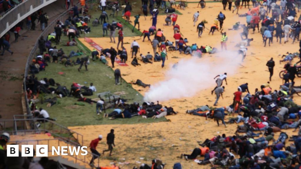 Kenya police fire shots and tear gas at crowds gathered to see body of ex-PM Odinga