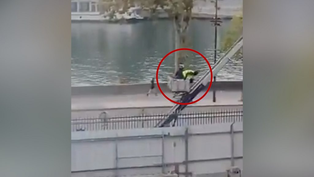 Watch: Video appears to show alleged Louvre jewel thieves escaping