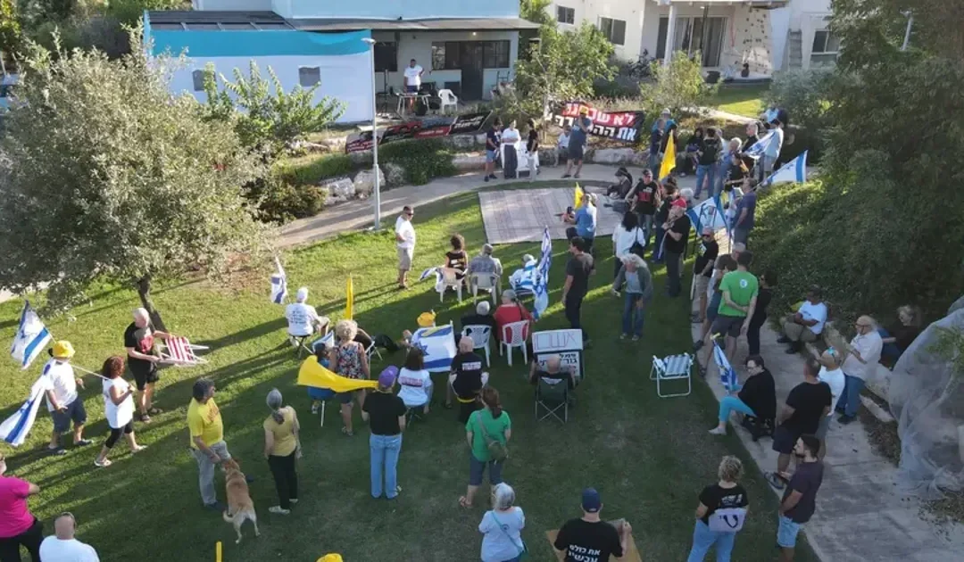 Police curb protests, limit freedom of movement for neighbors of Israeli minister, arrest passersby
