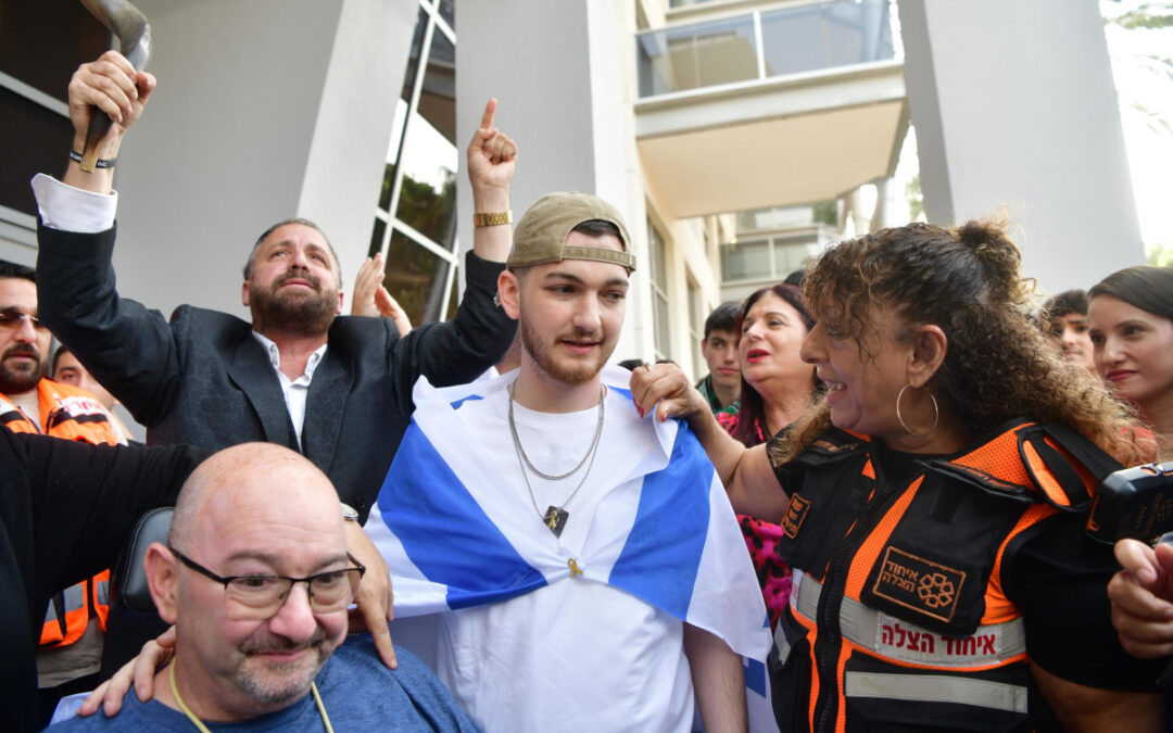 "אני בבית!" - שורד השבי בר קופרשטיין חזר לביתו בשירה וריקודים