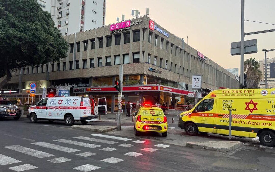 שני צעירים נפצעו קשה בקטטה המונית מחוץ למועדון בתל אביב