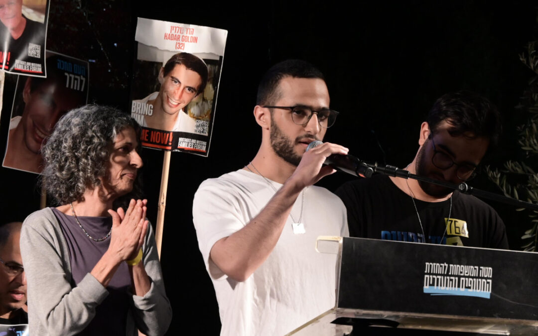 "לא לעצור": נמרוד כהן נאם בכיכר החטופים
