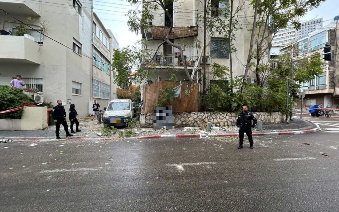 מזג אוויר משוגע בישראל: באשקלון חילצו זקנים ממכוניות ובתל אביב קרסה מרפסת