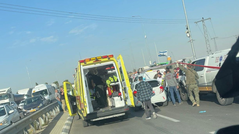 פיגוע בגוש עציון: שני מחבלים נוטרלו ומספר פצועים במקום - נקבו מותו של פצוע
