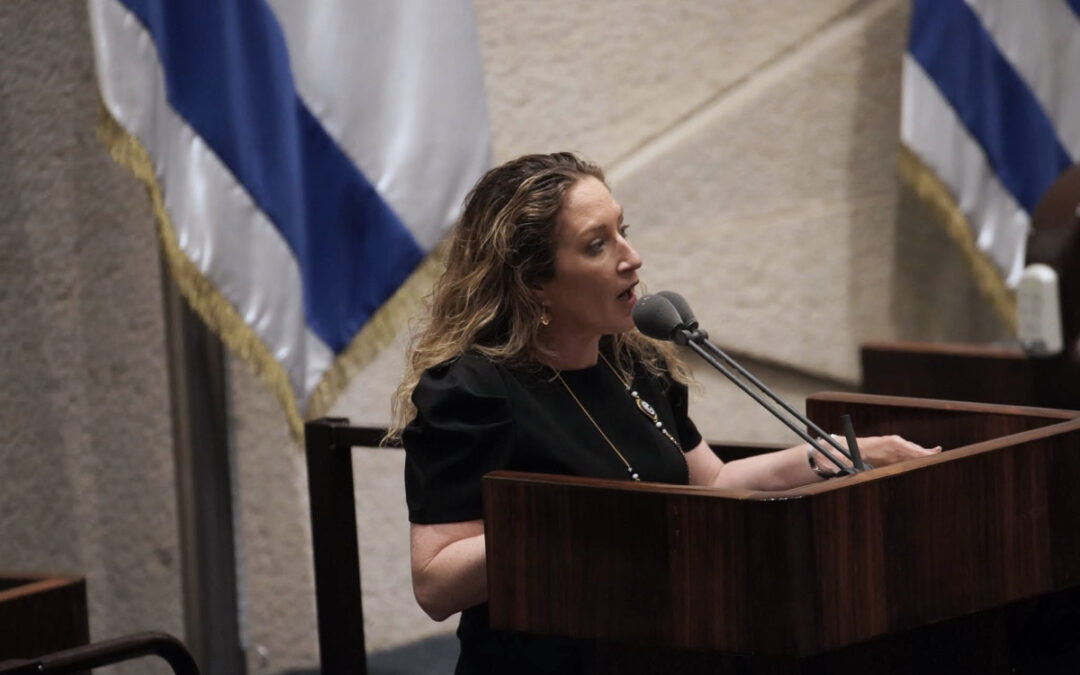 ענבר בזק טועה בזירה הלא נכונה: במקום להגן על הציבור – היא מגנה על המקושרים