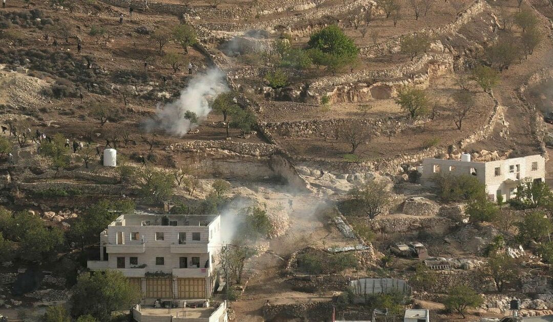 Israeli settlers set fire to Palestinian homes and vehicles in West Bank after IDF evacuates outpost