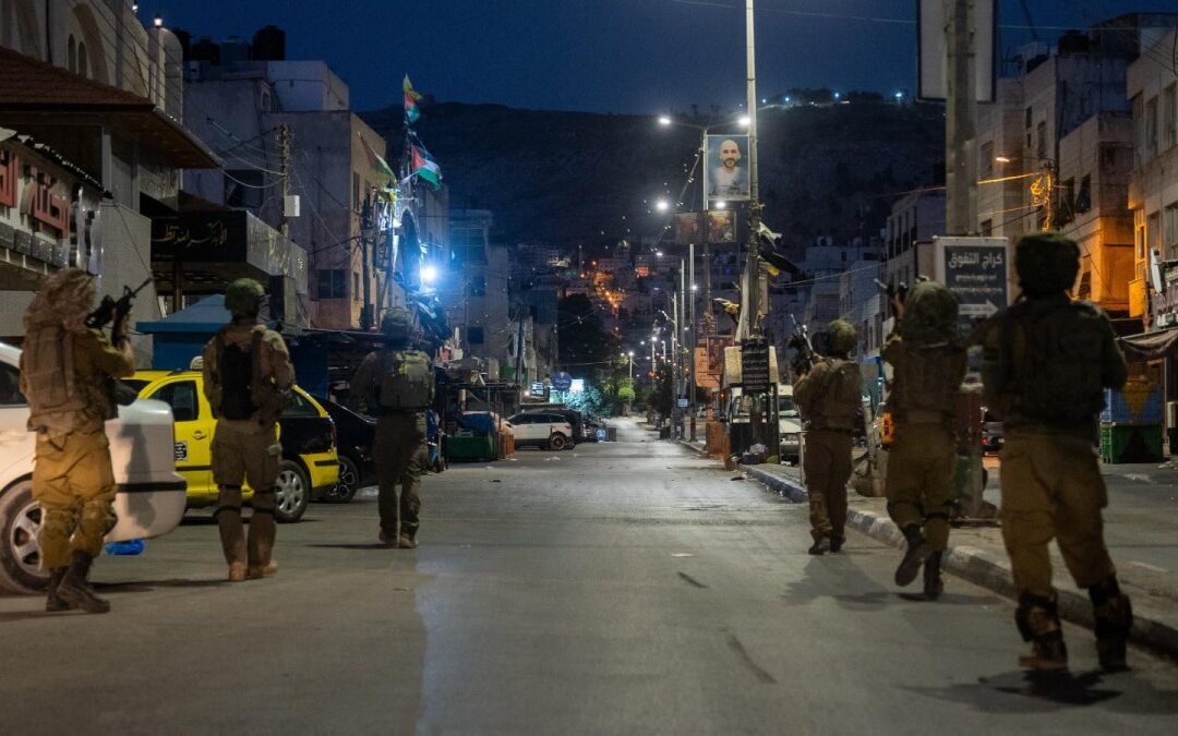 דובר צה"ל בהודעה חריגה: לוחמי צנחנים השחיתו רכבים בכפר פלסטיני בבנימין