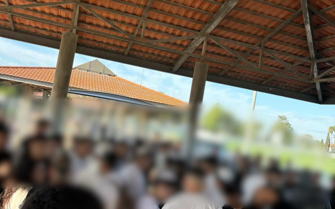 התלמידים קיימו הפגנה המונית מול ביה"ס – ההורים תמכו: "המנהל חצה את כל הקווים"