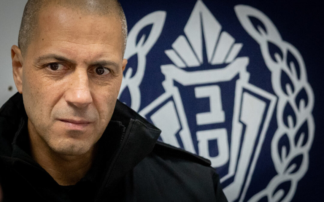 מאחורי הסורגים בצל הלחימה: קובי יעקובי מגיע לוועדה לביטחון לאומי