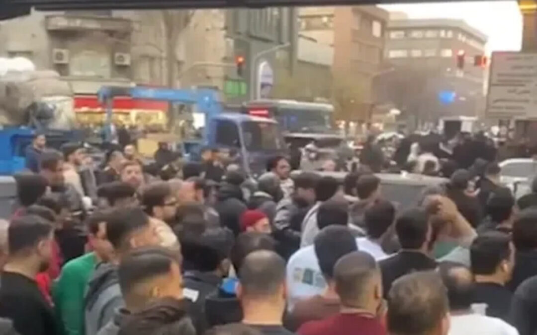 ריח של הפיכה? המטבע קרס – והאזרחים באיראן יצאו לרחובות