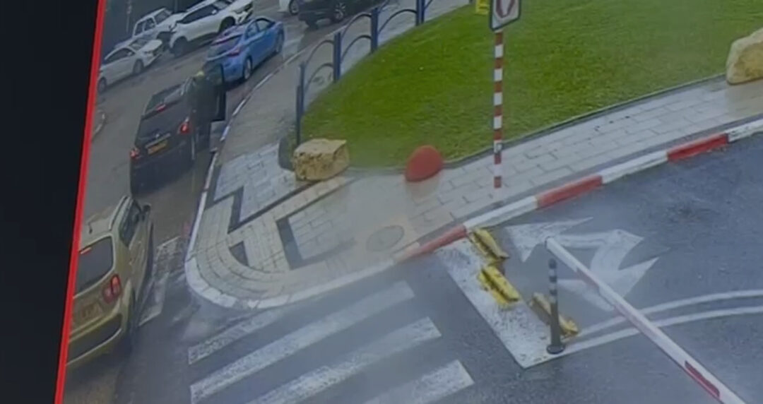 דרמה בחדרה: תינוק ניצל ברגע האחרון מרכב שנגנב מבית חולים