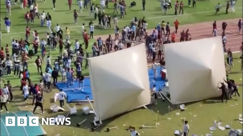 Watch: Furious fans invade pitch at Messi event in India