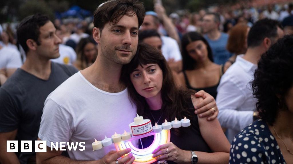 Minute's silence held to remember Bondi Beach attack victims