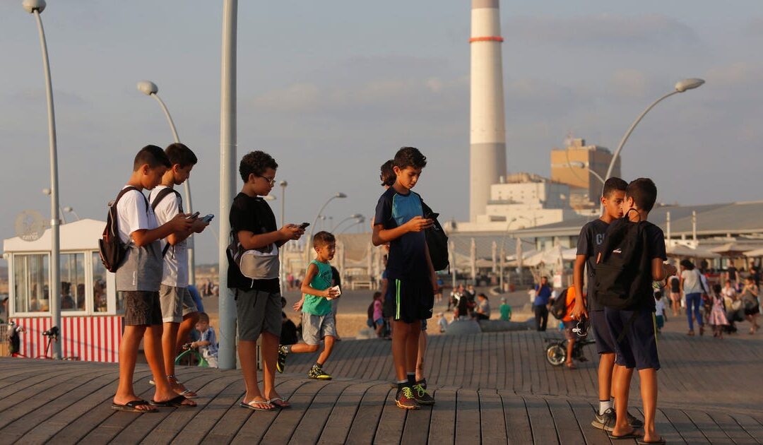 Israel's Education Ministry to ban smartphone use in elementary schools