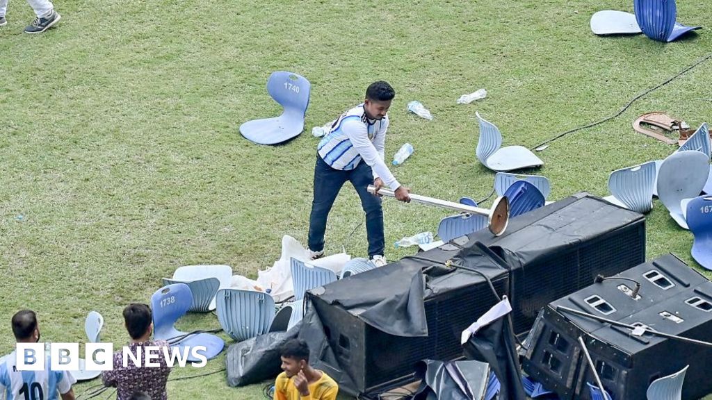 Angry fans throw chairs and bottles at Messi event in India