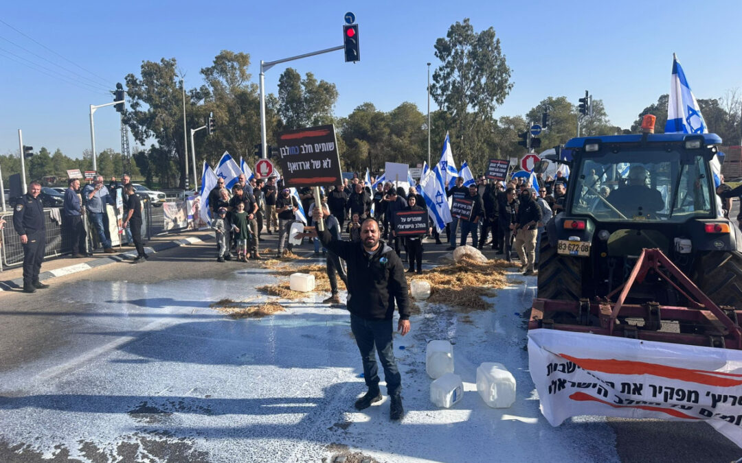 שוקו לנהגים וחלב על הכביש: החקלאים החריפו את המאבק ויצאו לצמתים