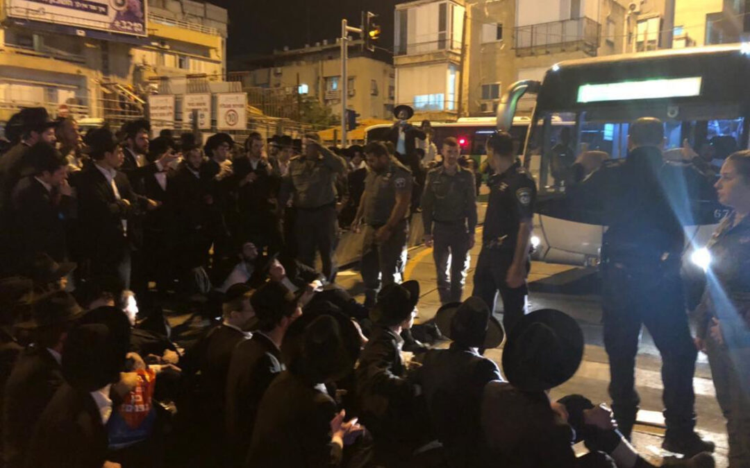 המחאה נגד הגיוס הגיעה לשפל: מפגינים התפרצו לאירוע חטיבת החשמונאים בבני ברק