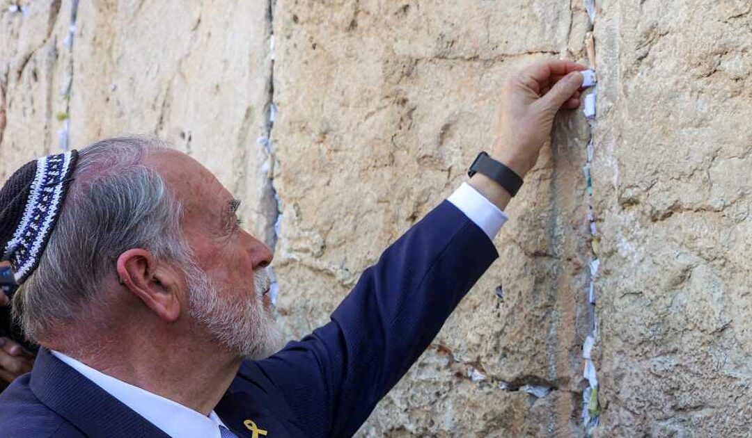 Huckabee family discovers ancient coins on West Bank settlement archaelogical tour