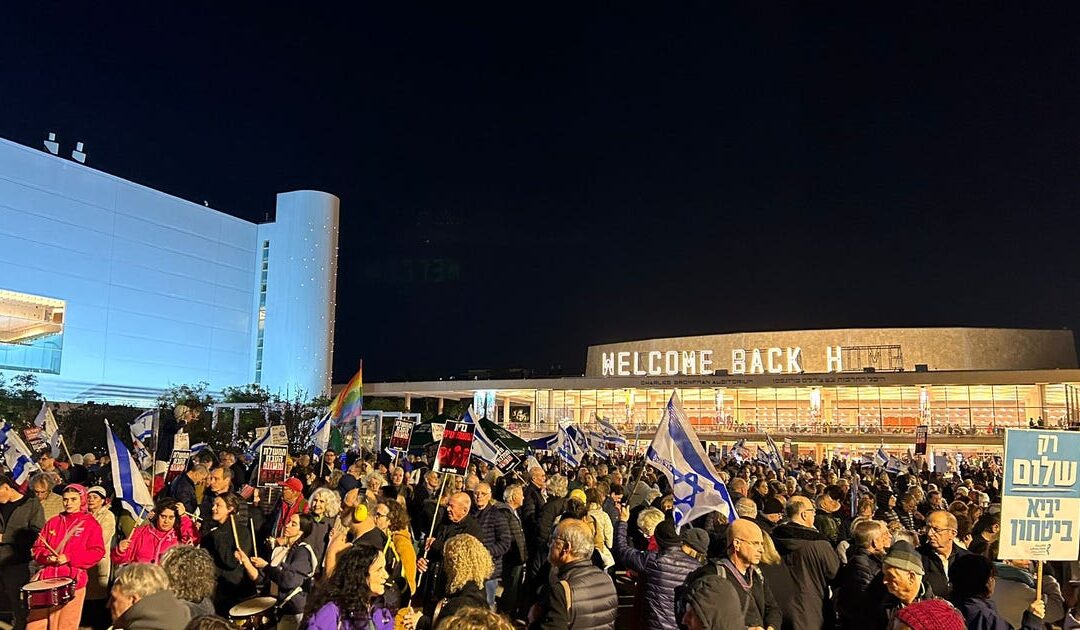Israelis protest against Netanyahu gov't judicial haul, call for Oct. 7 inquiry