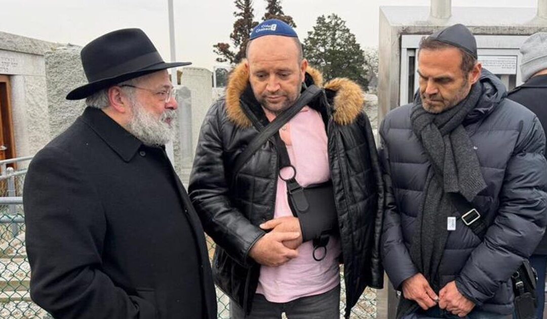 Bondi Hanukkah attack hero Ahmed al Ahmed visits Chabad leader's grave in New York